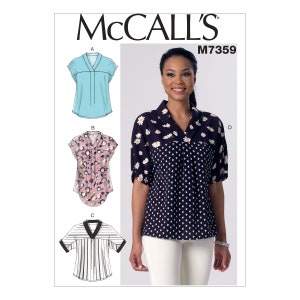 Op de afbeelding: Naai-patroon voor een damesblouse met kraag en korte mouwen. Het patroon omvat vier verschillende stijlen: een effen blauwe blouse, een roze blouse met bloemenprint, een gestreepte blouse en een zwarte blouse met bloemen- en stippenprint. Het patroonnummer is M7359.