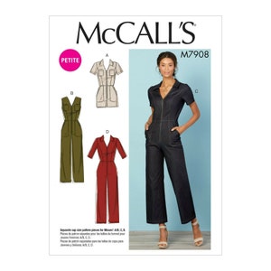 Op de afbeelding: McCall's naaipatroon voor een jumpsuit, patroonnummer M7908, maat Petite. Het patroon bevat vier verschillende stijlen jumpsuits: een jumpsuit met korte mouwen met een ritssluiting, een jumpsuit met lange mouwen met een ritssluiting, een jumpsuit zonder mouwen met een ritssluiting en een jumpsuit met lange mouwen met een ritssluiting. Het patroon is voor damesmaten A/B, C en D.