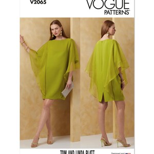Może przedstawiać: Wzór szycia Vogue Patterns V2065 na limonkową sukienkę z peleryną. Wzór został zaprojektowany przez Toma i Lindę Platt i wydrukowany w USA.