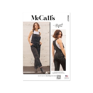 Könnte beinhalten: Ein McCall's Schnittmuster für eine schwarze Jeans-Latzhose. Das Schnittmuster heißt "Brandi Joan" und enthält einen QR-Code für ein Nähvideo-Tutorial.