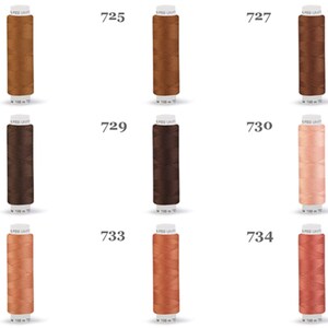 Op de afbeelding: Negen spoelen garen in verschillende tinten bruin, oranje en roze. De spoelen zijn genummerd 724, 725, 727, 728, 729, 730, 731, 733 en 734.