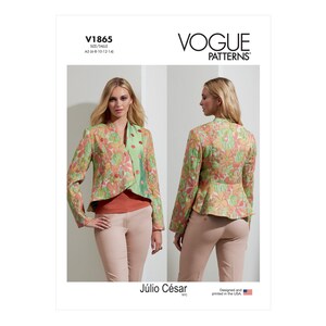Könnte beinhalten: Vogue Patterns Schnittmuster für eine Jacke, Schnittmuster-Nummer V1865, Größen 16-8-10-12-14. Die Jacke ist ein verkürzter Stil mit einem Blumendruck in den Farben Rosa, Grün und Orange. Das Model trägt die Jacke zu einer beigefarbenen Hose.
