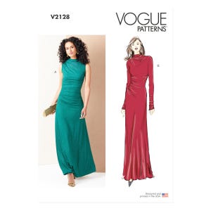 Könnte beinhalten: Vogue Patterns Schnittmuster. Das Bild zeigt eine Frau in einem ärmellosen, türkisgrünen Kleid und eine Zeichnung eines roten Kleides mit langen Ärmeln. Die Kleider haben einen hohen Ausschnitt und einen bodenlangen Rock. Das Muster ist in den USA entworfen und gedruckt.