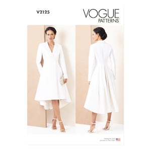 Könnte beinhalten: Ein weißes, doppelreihiges Mantelkleid mit High-Low-Saum. Das Kleid hat lange Ärmel, einen Reverskragen und einen plissierten Rücken. Das Vogue Patterns-Logo und die Nummer V2125 sind sichtbar. Entworfen und gedruckt in den USA.