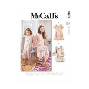 Op de afbeelding: Een naaipatroon voor een meisjesjurk met een bloemenprint. Het patroon bevat drie verschillende aanzichten, met korte mouwen, lange mouwen en een mouwloze optie. Het patroon is voor de maten 3-8 en XS-XL.