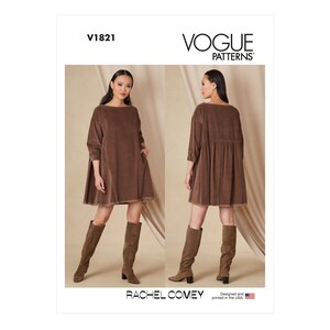 Może przedstawiać: Wzór sukienki Vogue Patterns V1821 Rachel Comey z brązową sukienką z koronkowego materiału w kolorze brązowym, spódnicą z marszczeniami i rękawami 3/4. Zaprojektowany i wydrukowany w USA.