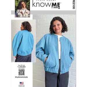 Pode incluir: Uma jaqueta bomber azul com fecho de correr e dois bolsos. A jaqueta tem bainha e punhos canelados. O texto "knowME by mimig" está impresso no topo da imagem.