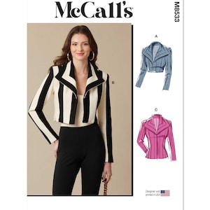 Könnte beinhalten: McCall's Schnittmuster #M8533 für eine kurze Jacke mit Kragen. Das Schnittmuster umfasst drei verschiedene Stile: eine schwarz-weiß gestreifte Jacke, eine blaue Jacke und eine rosa Jacke. Das Schnittmuster wurde in den USA entworfen und gedruckt.