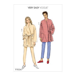 Può includere: Un cartamodello per una lunga giacca con cintura e stile avvolgente. Il cartamodello è di Very Easy Vogue ed è etichettato V9334. Il cartamodello mostra due diverse versioni della giacca, una in tinta beige e l'altra in tessuto a fantasia rosso e bianco.