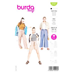 Op de afbeelding: Een Burda Easy naaipatroon met drie modellen die verschillende broekstijlen tonen. Het patroon bevat de tekst "Hose, Pantalon, Pants, Pantalón" en maat informatie. De afbeelding heeft het nummer 5707.