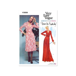 Könnte beinhalten: Ein Vintage-Schnittmuster für ein Wickelkleid. Das Schnittmuster ist für ein langärmeliges Kleid mit V-Ausschnitt und Wickelverschluss. Das Schnittmuster ist von Very Easy Vogue und wurde von Diane Von Furstenberg entworfen. Die Schnittmuster-Nummer ist V2000.