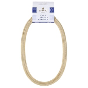 Può includere: Un telaio da ricamo in legno con un diametro di 15,2 cm. Il telaio è realizzato da DMC, un marchio rinomato per i suoi articoli da ricamo. La confezione presenta il logo DMC e le parole "HOOP, TAMBOUR, BASTIDOR".