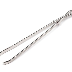 以下が含まれることがあります： 湾曲した先端と上部にループが付いた銀色の金属製ピンセットです。