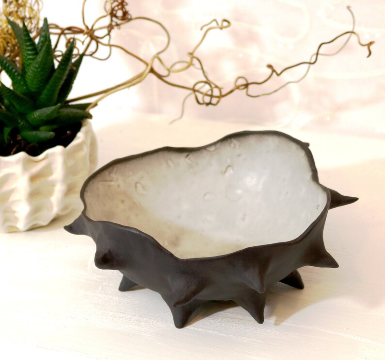 KERA-MYSTIC big bowl sting sea snail Murex Phyllonotus from black PORZELLAN natural and elementary handmade Nr 033 from Keramunzel