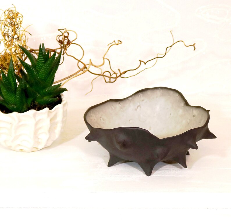 KERA-MYSTIC big bowl sting sea snail Murex Phyllonotus from black PORZELLAN natural and elementary handmade Nr 033 from Keramunzel