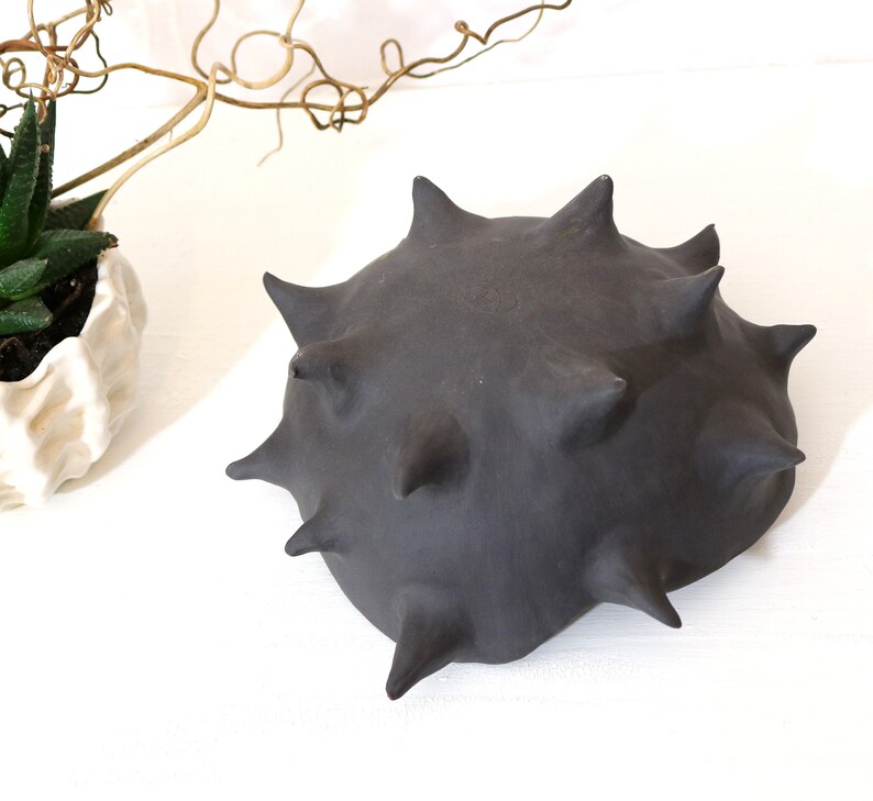 KERA-MYSTIC big bowl sting sea snail Murex Phyllonotus from black PORZELLAN natural and elementary handmade Nr 033 from Keramunzel