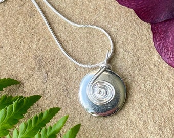 Collier pendentif bouton rond martelé ton argent de 1 cm/2 cm - Cadeau fait main upcyclé pour couturière - Spirale tourbillonnante en métal argenté