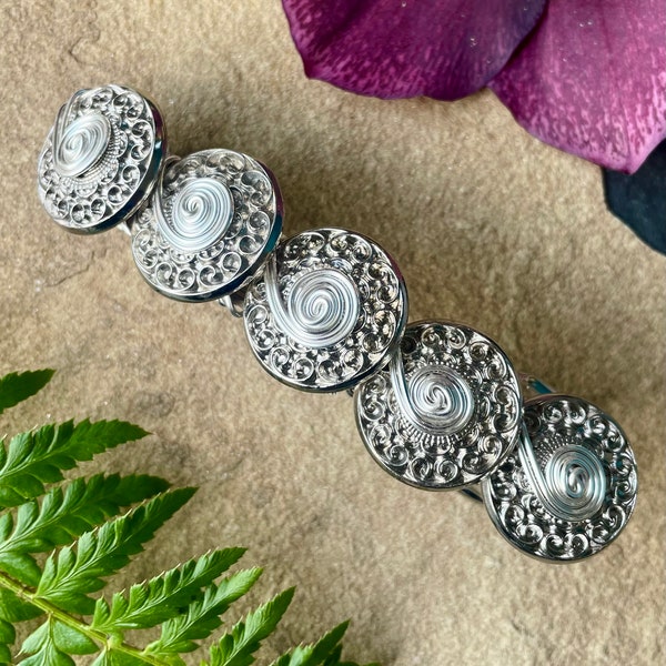 Pasador de pelo francés con botón - Grande 80 mm - Color plata antigua con estampado - Remolinos de alambre bañados en plata - Regalo para hija y hermana