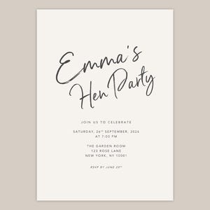 Könnte beinhalten: Eine cremefarbene Einladung mit dem Text "Emma's Hen Party" in handschriftlichem Stil. Die Einladung enthält Details zur Veranstaltung: Datum, Uhrzeit, Ort und RSVP-Informationen. Der Hintergrund ist einfarbig und neutral.