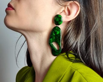 Groene lichtgewicht lange bungeloorbellen voor vrouwen, unieke statement-oorbellen met mismatch, groot eigentijds polymeerklei-sieradencadeau