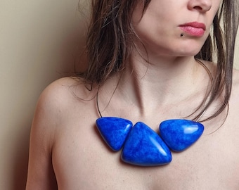Dikke gewaagde statementketting voor vrouwen, extravagante oversized sieraden van polymeerklei, unieke koningsblauwe slabbetje
