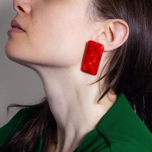 Pendientes de barra roja para mujer, pendientes llamativos y grandes, joyería contemporánea de arcilla polimérica, ideal como regalo.
