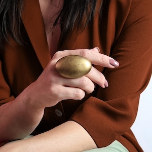 Gedurfde gouden statementring, ovale grote dikke ringen voor vrouwen, eigentijdse sieraden van polymeerklei, grote cocktailring