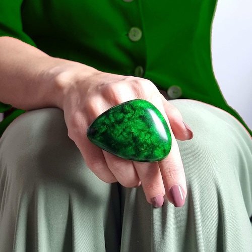 Énorme bague audacieuse, grosses bagues vertes pour femmes, bijoux contemporains surdimensionnés en argile polymère, grosse bague de cocktail
