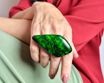 Dikke groene statementring, gewaagde grote ringen voor vrouwen, oversized eigentijdse sieraden van polymeerklei, grote driehoekige cocktailring