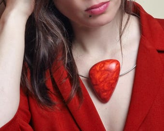 Gedurfde rode statementketting voor vrouwen, extravagante oversized sieraden van polymeerklei, unieke dikke slabbetje