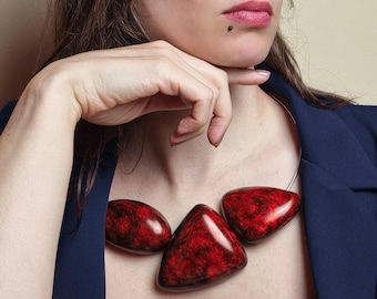 Dikke gewaagde statementketting voor vrouwen, extravagante oversized sieraden van polymeerklei, unieke donkerrode slabketting