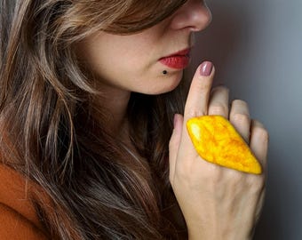 Dikke gele statementring, gewaagde grote ringen voor vrouwen, oversized eigentijdse sieraden van polymeerklei, grote driehoekige cocktailring