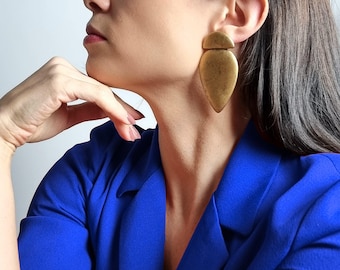 Lichtgewicht lange oorstekers voor vrouwen, handgemaakte grote gouden statement-oorbellen, groot gedurfd hedendaags polymeerklei-sieradencadeau