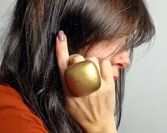 Gedurfde gouden statementring, grote dikke ringen voor vrouwen, eigentijdse sieraden van polymeerklei, grote vierkante cocktailring