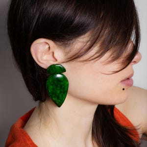 Pendientes largos y livianos para mujer, grandes pendientes llamativos de color verde oscuro hechos a mano, regalo de joyería de arcilla polimérica contemporánea grande y llamativa