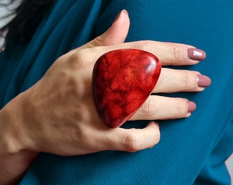 Gedurfde enorme statementring, grote bordeauxrode ringen voor vrouwen, oversized eigentijdse sieraden van polymeerklei, donkerrode dikke grote cocktailring