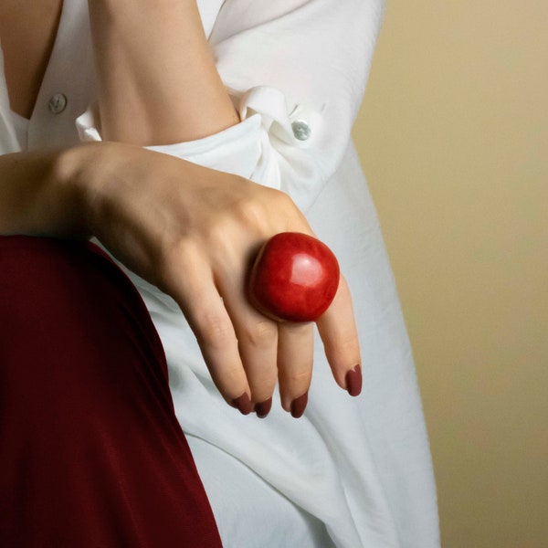 Anillo de declaración rojo atrevido, anillos grandes cuadrados para mujeres, joyería de arcilla polimérica contemporánea de gran tamaño, anillo de cóctel grande y grueso