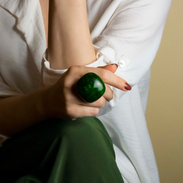 Grande bague verte, grosses bagues carrées pour femme, bijoux audacieux surdimensionnés en argile polymère, grande bague de cocktail contemporaine