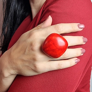 Anillo rojo llamativo, anillos grandes y cuadrados para mujer, joyería contemporánea extragrande de arcilla polimérica, anillo de cóctel grande y grueso.