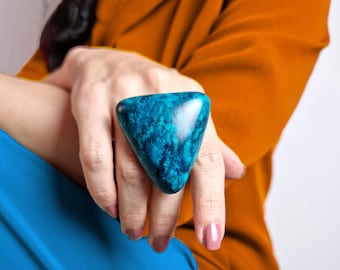Dikke driehoekige statementring, blauwgroen oversized ringen voor vrouwen, unieke eigentijdse sieraden van polymeerklei, grote cocktailring
