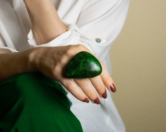 Énorme bague audacieuse, grosses bagues vertes pour femmes, bijoux contemporains surdimensionnés en argile polymère, grosse bague de cocktail