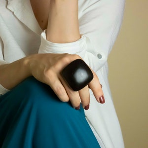 Anillo llamativo de color negro, anillos grandes y gruesos para mujer, joyas contemporáneas de arcilla polimérica, anillo de cóctel cuadrado grande