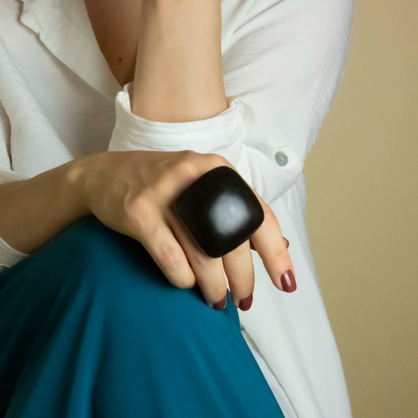 Bague de déclaration noire audacieuse, grosses bagues pour femmes, bijoux contemporains en argile polymère, grande bague de cocktail carrée