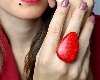 Unieke rode statementring voor vrouwen, eigentijdse sieraden van polymeerklei, grote druppelvormige cocktailring