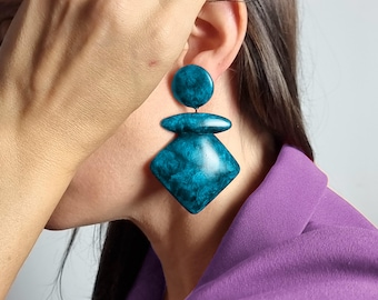 Lange blauwgroene hangoorbellen voor vrouwen, handgemaakte lichtgewicht dikke grote statement-oorbellen, groot gewaagd eigentijds polymeerklei-sieradencadeau