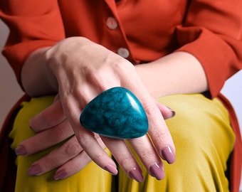 Gedurfde enorme statementring, grote blauwgroen ringen voor vrouwen, oversized hedendaagse sieraden van polymeerklei, dikke grote cocktailring