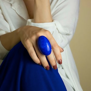 Bold chunky statement ring, oval Royal blue big rings for women, contemporary polymer clay jewelry, large cocktail ring image 3