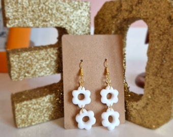 Trendy vintage 70's style dangling earrings with white flowers