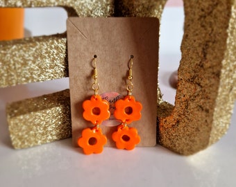 Trendy 70's vintage style dangling earrings with orange flowers