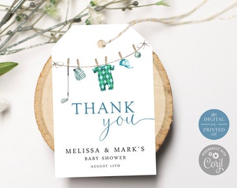 Può includere: Un'etichetta di ringraziamento bianca con testo blu. L'etichetta presenta un'illustrazione ad acquerello di vestiti per bambini appesi a uno stendino. Il testo recita "Grazie", "Baby Shower di Melissa & Mark" e "23 agosto".